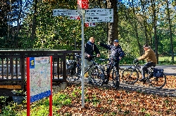 Radfahrer an einem Knotenpunkt in Kolkwitz/Gołkojce Rainer Weisflog