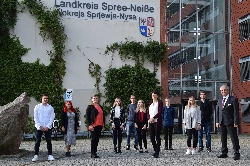 Bild 1: (v.l.): Tim Rudnicki, Luisa Becker, Jane Wilhelm, Johanna Marie Doell, Leon Richter, Luise Bnisch, Kathleen Hauff, Jakob Briet, Jessica Rapko, Luca Norkus, Landrat Harald Altekrger, Quelle: Landkreis SPN (Silvia F