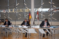 Die Landräte von Spree-Neiße und Oberspreewald-Lausitz sowie der Oberbürgermeister von Cottbus/Chóśebuz unterzeichnen die Kooperationsvereinbarung.  Landkreis Spree-Neiße/Wokrejs Sprjewja-Nysa