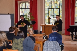 Bild 2: Unter Anleitung von Daniel Schneider (l.) und Ernst Meglin wurden die Jugendlichen an Rap als knstlerisches Ausdrucksmittel herangefhrt. , Quelle: Landkreis Spree-Neie/Wokrejs Sprjejwa-Nysa