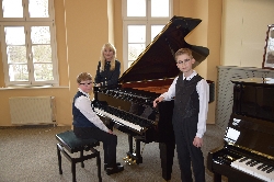 Bild 1: Herzlichen Glckwunsch zum Sonderpreis an das Klavierduo Clivius Balko (l.) und Julius Ortmann (r.), Quelle: Musik- und Kunstschule