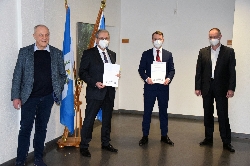 Bild 1: Nach der Vertragsunterzeichnung: Rainer Schubert, Geschftsfhrer der Centrum fr Innovation und Technologie GmbH, Landrat Harald Altekrger, Gunther Schwab, Geschftsleiter, sowie Sven Geige