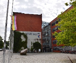 Bild 1: Die Regenbogenflagge wurde vor dem Kreishaus gehisst. , Quelle: Pressestelle Landkreis Spree-Neie/Wokrejs Sprjewja-Nysa