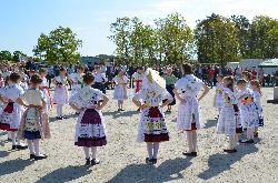 Bild 1: Kinder der Grundschule Krieschow/Kśiow in niedersorbischer Festtagstracht prsentierten am Vormittag neben einigen Tnzen auch sorbische/wendische Lieder. , Quelle: Landkreis Spree-Neie/Wokrejs Sprjewja