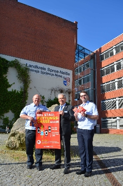 Bild 1: Kreisbrandmeister des Spree-Neie-Kreises Stefan Grothe, Landrat Harald Altekrger und Vorstandsvorsitzender des Kreisfeuerwehrverbandes Spree-Neie e.V. Robert Buder (v.l.).