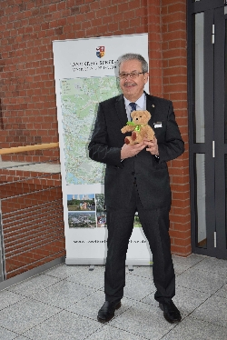 Bild 1: Landrat Harald Altekrger mit dem Botschafter-Teddy - eine Aktion zum Tag der Kinderhospizarbeit am 10. Februar, Quelle: Landkreis Spree-Neie/Wokrejs Sprjewja-Nysa