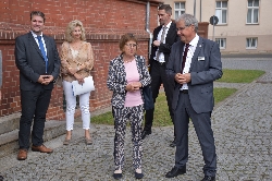 Bild 1: Gesundheitsministerin Ursula Nonnemacher und Landrat Harald Altekrger vor der Medizinischen Schule des Carl-Thiem-Klinikums. , Quelle: Pressestelle Landkreis Spree-Neie/Wokrejs Sprjewja-Nysa