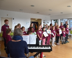 Bild 2: Der Forster Chorwrmer-Kinderchor, begleitet von Chorleiterin Elisabeth Engwicht am Keyboard., Quelle: Landkreis Spree-Neie/Wokrejs Sprjewja-Nysa