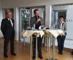 Bild 1: Landrat Harald Altekrger, Pfarrer Simon Klaas und Integrationsbeauftragte Annett Noack (v.l.)., Quelle: Landkreis Spree-Neie/Wokrejs Sprjewja-Nysa