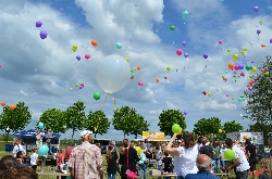 Einer der Höhepunkte des Tages: Das Steigenlassen der Luftballons beim Familienfest.   Landkreis Spree-Neiße/Wokrejs Sprjewja-Nysa