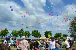 Bild 2: Einer der Hhepunkte des Tages: Das Steigenlassen der Luftballons beim Familienfest.  , Quelle: Landkreis Spree-Neie/Wokrejs Sprjewja-Nysa