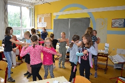 Bild 1: Tanzende Kinder der Grundschule Krieschow/Kśiow, Quelle: Landkreis Spree-Neie/Wokrejs Sprjewja-Nysa