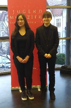 Zeigten beim Landeswettbewerb „Jugend musiziert“ erfolgreich ihr musikalisches Können als Gitarrenduo: Annbritt Kießling und Hanna Schiemenz (v.l.) Frau Konzack-Mucha