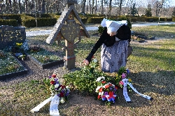 Bild 1: Grab der niedersorbischen (wendischen) Lyrikerin und Theaterautorin Marjana Domakojc auf dem Zahsower Friedhof, Quelle: Landkreis Spree-Neie/Wokrejs Sprjewja-Nysa