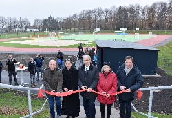 Bild 1: Symbolisches Zerschneiden des Bandes., Quelle: Landkreis Spree-Neie/Wokrejs Sprjewja-Nysa