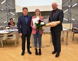 Bild 1: v. l. Kreistagsvorsitzender Dr. Torsten Schler, Stipendiatin Paula Hirthe, Erster Beigeordneter Olaf Lalk. , Quelle: Landkreis Spree-Neie/Wokrejs Sprjewja-Nysa