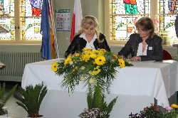 Bild 1: Unterzeichnung der Schulpartnerschaftsvereinbarung durch Małgorzata Kijewska und Stefanie Kletzke, Quelle: Landkreis Spree-Neiße/Wokrejs Sprjewja-Nysa