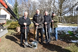 Bild 2: Anlsslich des 30. Jubilums des Landkreises wurde am Schullandheim Jerischke ein Amberbaum in die Erde gesetzt. , Quelle: Landkreis Spree-Neie/Wokrejs Sprjewja-Nysa