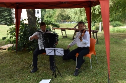 Bild 3: Musikalische Begleitung durch die Band PubalaPub, Quelle: Landkreis Spree-Neie/Wokrejs Sprjewja-Nysa