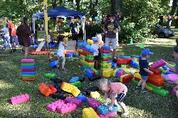 Bild 2: Bunte Riesen-Bausteine und vieles mehr war fr Kinder im Angebot. , Quelle: Landkreis Spree-Neie/Wokrejs Sprjewja-Nysa