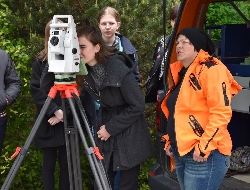 Bild 1: Blick durch das Przisionsmessgert des Vermessungsdienstes, Quelle: Landkreis Spree-Neie/Wokrejs Sprjewja-Nysa