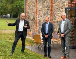 Bild 1: Landrat Harald Altekrger, Leiter des Fachbereichs Kinder, Jugend u. Familie, Andr Schneider, sowie Sozialdezernent und Beigeordneter Michael Koch (v.l.), Quelle: Landkreis Spree-Neie/Wokrejs Sprjewja-Nysa
