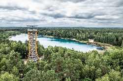 Bild 1: Blick auf den Aussichtsturm am Felixsee, Quelle: Philipp Herfort Photography