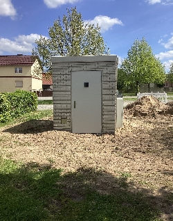 Bild 2: Glasfaser-Hauptverteiler im Frdergebiet Schenkendbern_2, Quelle: Deutsche Glasfaser 
