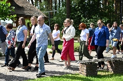 Bild 2: Rundgang der Teilnehmenden im Ferienzentrum Nad Borek, Quelle: Landkreis Krosno Odrzańskie 