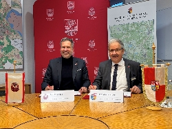 Bild 1: v.l. Cottbuser Oberbrgermeister Tobias Schick und Landrat Harald Altekrger bei der Unterzeichnung der Kooperationsvereinbarung zur Grnen Woche 2026, Quelle: Jan Glomann, Stadt Cottbus/Ch&#