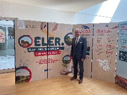 Bild 1: Landrat Harald Altekrger in der Wanderausstellung des Europischen Landwirtschaftsfonds fr die Entwicklung des lndlichen Raums (ELER), Quelle: Landkreis Spree-Neie/Wokrejs Sprjewja-Nysa