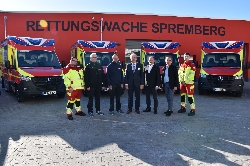Bild 1: Landrat mit Fhrungsspitze der Rettungsdienst Spree-Neie GmbH vor der Rettungswache Spremberg/Grodk, Quelle: Landkreis Spree-Neie/Wokrejs Sprjewja-Nysa