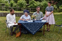 Bild 1: Unterzeichnung der Kooperationsvereinbarung durch Museumsleiterin Babette Zenker und Gesamtschulleiter Ren Schulz, Quelle: Landkreis Spree-Neie/Wokrejs Sprjewja-Nysa