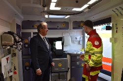 Bild 2: Ein Mitarbeiter der Rettungsdienst Spree-Neie GmbH erlutert die Technik im Innern der Fahrzeuge, Quelle: Landkreis Spree-Neie/Wokrejs Sprjewja-Nysa