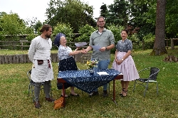 Bild 2: v.l. Museumspdagoge Erik Panknin, Museumsleiterin Babette Zenker, Schulleiter Ren Schulz, Sorben-/Wendenbeauftragte SPN Romy Ruff, Quelle: Landkreis Spree-Neie/Wokrejs Sprjewja-Nysa