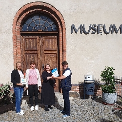 Bild 1: Übergabe der Zertifizierung an Museumsleiterin Madline Riemer (2.v.l.), Quelle: Landkreis Spree-Neiße/Wokrejs Sprjewja-Nysa Bild 1: Übergabe der Zertifizierung an Museumsleiterin Madline Riemer (2.v.l.), Quelle: Landkreis Spree-Neiße/Wokrejs Sprjewja-Nysa