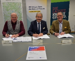 Bild 5: Vertragsunterzeichnung zum Breitbandausbau in Spree-Nei�e, Quelle: Landkreis Spree-Nei�e/Wokrejs Sprjewja-Nysa