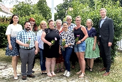 Bild 1: Gruppenfoto mit Teilnehmenden, Dozenten, Sorben-/Wenden-Beauftragter und Landrat , Quelle: Landkreis Spree-Nei�e/Wokrejs Sprjewja-Nysa