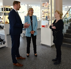 Bild 3: Landrat zu Gast in den Verkaufsr�umen der Cristalica GmbH, Quelle: Landkreis Spree-Nei�e/Wokrejs Sprjewja-Nysa