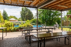 Bild 5: Sitzgelegenheit Terrasse mit Pool im Schullandheim Jerischke, Quelle: Landkreis Spree-Nei�e/Wokrejs Sprjewja-Nysa