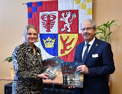 Bild 1: �bergabe des Strategiepapiers zur Digitalisierung an den Landrat, Quelle: Landkreis Spree-Nei�e/Wokrejs Sprjewja-Nysa