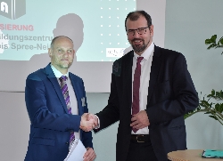 Bild 2: �bergabe des F�rderbescheids von Bildungsminister Steffen Freiberg (r.) an Patrick Bode, Gesch�ftsf�hrer BQS GmbH D�bern, Quelle: Landkreis Spree-Nei�e/Wokrejs Sprjewja-Nysa