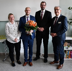 Bild 3: v.l. Forster B�rgermeisterin Simone Taubenek, Gesch�ftsf�hrer BQS GmbH D�bern, Patrick Bode; Spree-Nei�e-Landrat Harald Altekr�ger, Bildungsminister Steffen Freiberg, Quelle: Landkreis Spree-Nei�e/Wokrejs Sprjewj