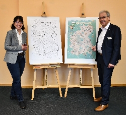 Bild 1: Integrations- und Behindertenbeauftragte Annett Noack und Landrat Harald Altekr�ger (v.l.), Quelle: Landkreis Spree-Nei�e/Wokrejs Sprjewja-Nysa