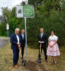 Bild 1: v.l. Harald Altekr�ger, Dezernent Stefan Giebler, Martin Heusler, Romy Ruff, Quelle: Landkreis Spree-Nei�e/Wokrejs Sprjewja-Nysa