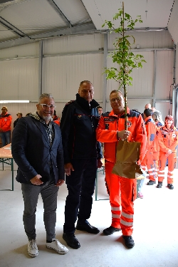 Bild 4: �bergabe eines Baumes als Einweihungsgeschenk von der Stadt Spremberg/Grodk, Quelle: Landkreis Spree-Nei�e/Wokrejs Sprjewja-Nysa