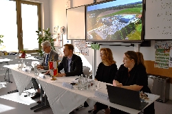 Bild 1: v.l.: Beigeordneter Michael Koch, Landrat Martin Heusler, amt. Schulleiterinnen Dr. Jette Schega und Julia Reichenbach, Quelle: Landkreis Spree-Nei�e/Wokrejs Sprjewja-Nysa