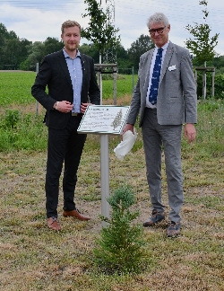 Bild 2: Enth�llung der Informationstafel mit Landrat Martin Heusler und dem Beigeordneten Michael Koch (v.l.), Quelle: Landkreis Spree-Nei�e/Wokrejs Sprjewja-Nysa