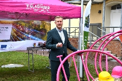 Bild 2: Landrat Martin Heusler bei seiner Ansprache zum Startschuss Breitbandausbau, Quelle: Landkreis Spree-Nei�e/Wokrejs Sprjewja-Nysa